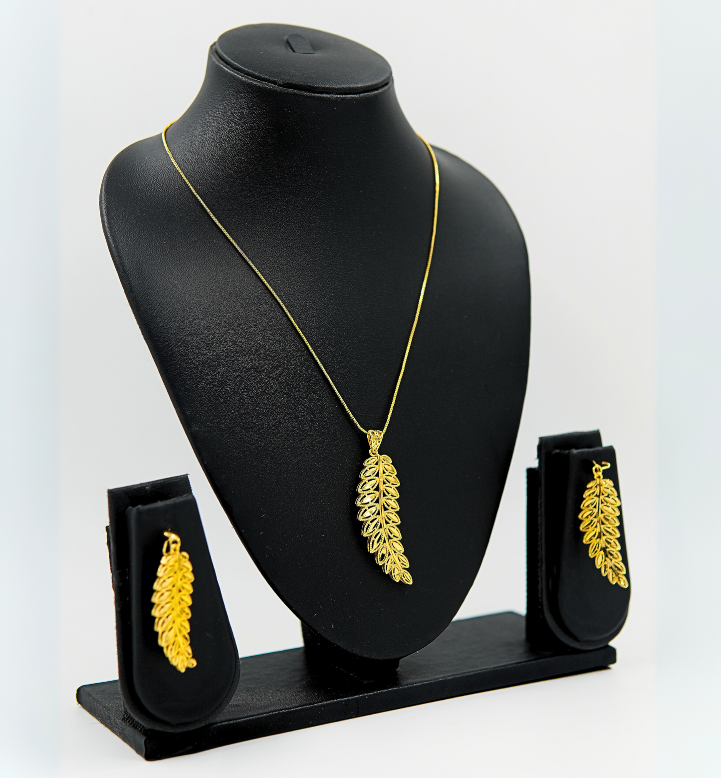Sunleaf Gold Pendant Set